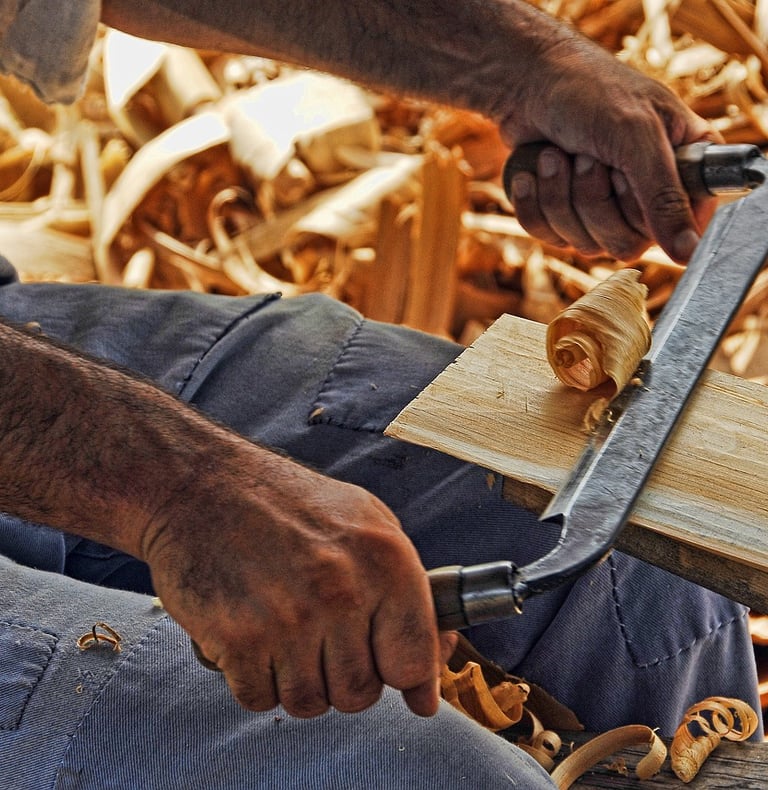 Homem usando uma serra, representando trabalho e criação de recursos