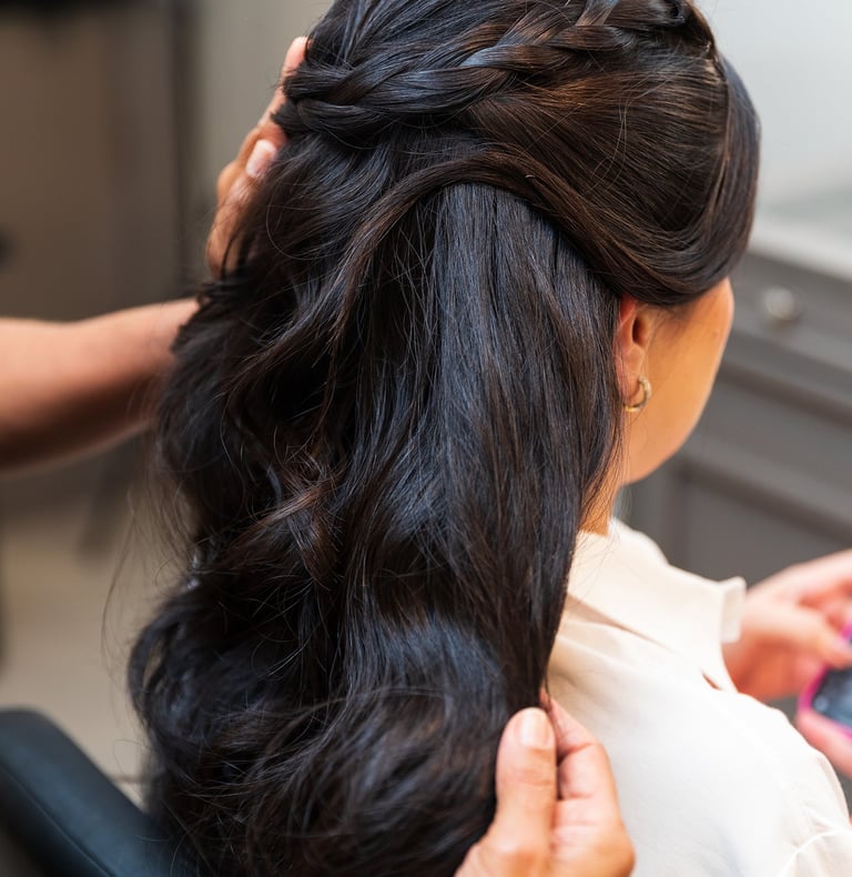 mulher fazendo penteado no cabelo