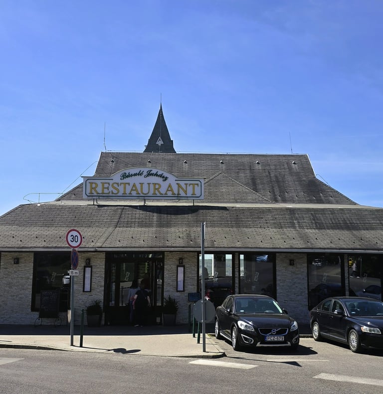 Restauracja Busulo Juhasz na Górze Gellerta