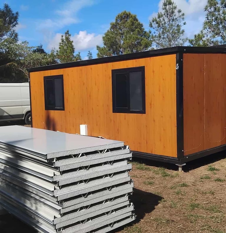 Montage d'une maison modulaire reposant sur des fondations sans béton