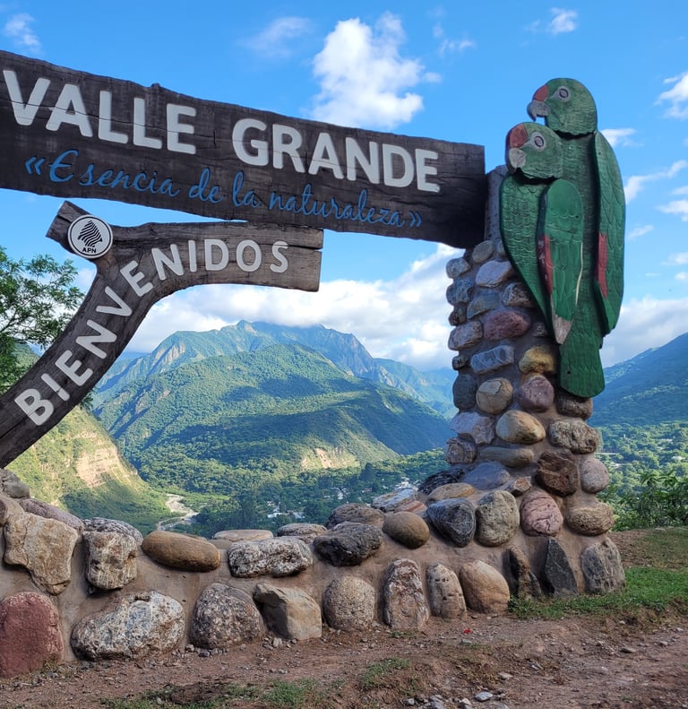 cartel de piedra y madera al ingreso de la localidad de Valle Grande