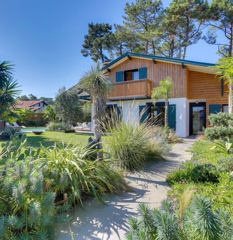 Vue extérieure de la Villa Les Pins à Tarnos, maison de vacances avec jardin paysager