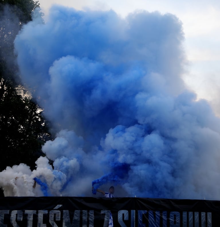transparent stadion kibice race morskie swiece dymne