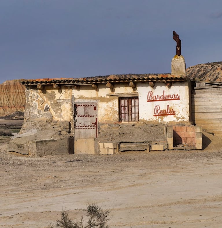 Una pequeña y antigua cabaña de pastores o "choza" de construcción rústica en el desierto de las Bar