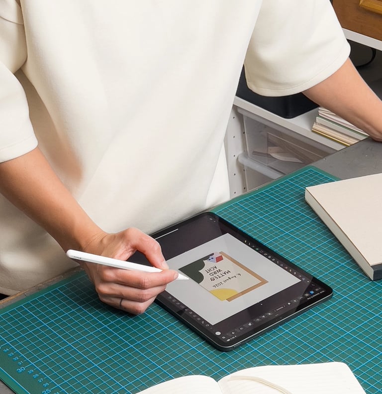 Elena, Designerin und Texterin, im kreativen Prozess in ihrem Atelier lenis haus