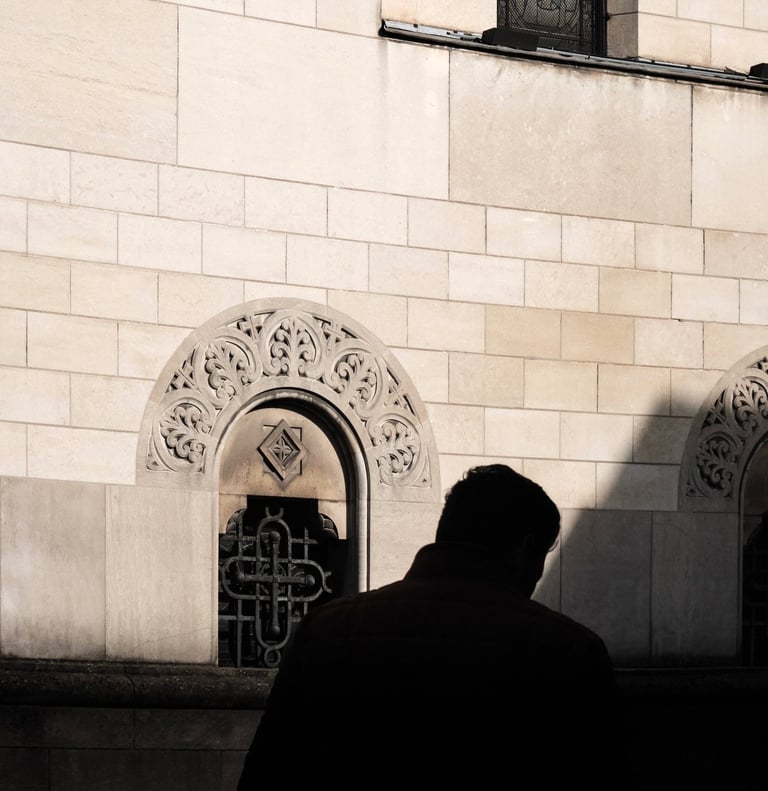silhouette d'un homme devant la basilique Saint Martin de Tours