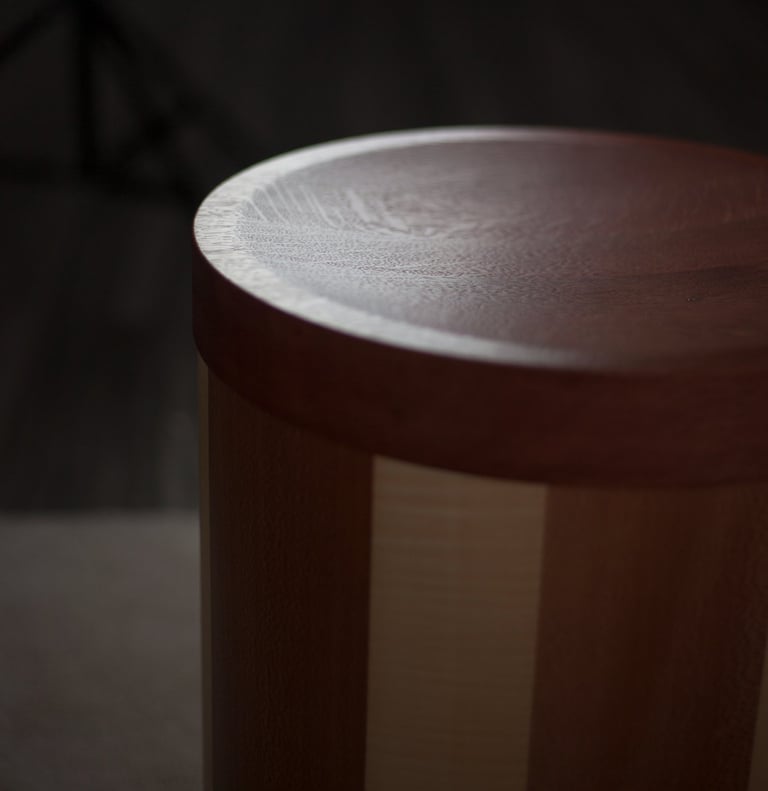 tabouret en chêne qui bouge