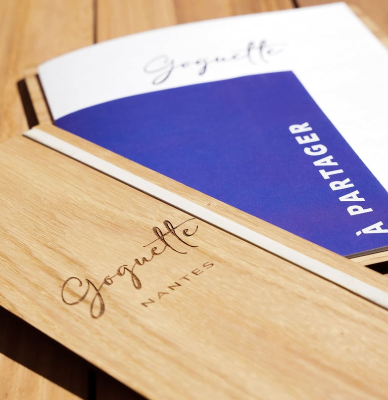 Porte menu bois gravé