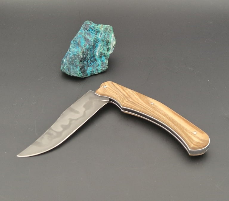Couteau à cran forcé semi ouvert