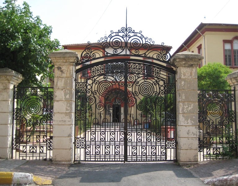 Portail de garage en fer forgé noir