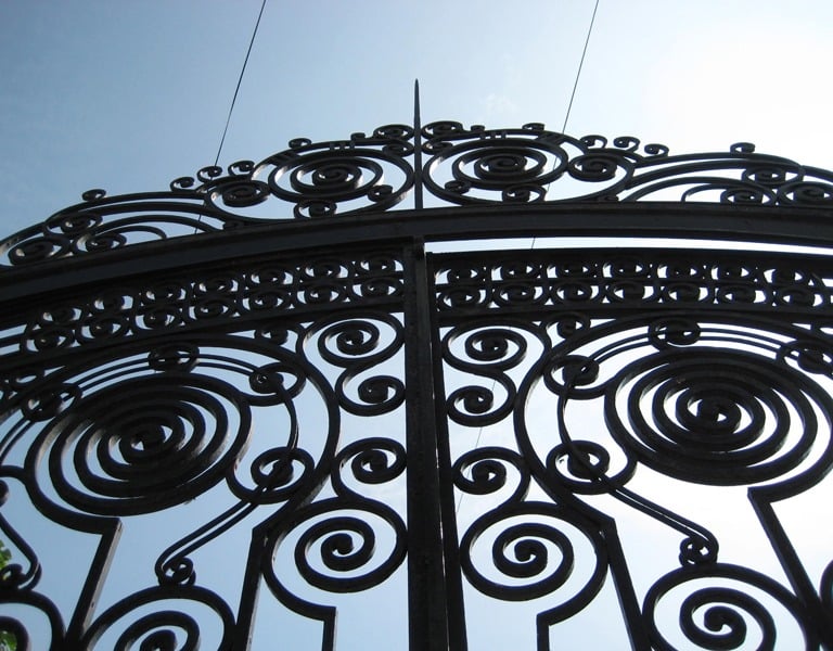 Portail de garage en fer forgé noir