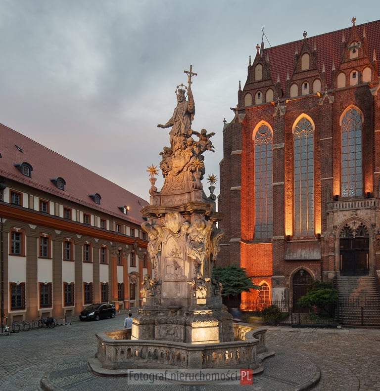 nocny pogląd na pomnik Jana nepomucena we Wrocławiu