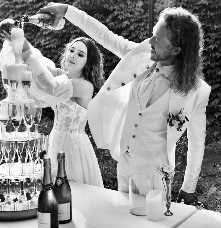 Les mariés avec le champagne en noir et blanc