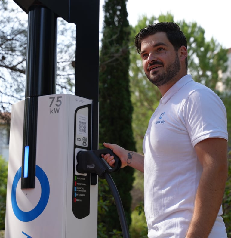Employé devant une station de recharge électrique