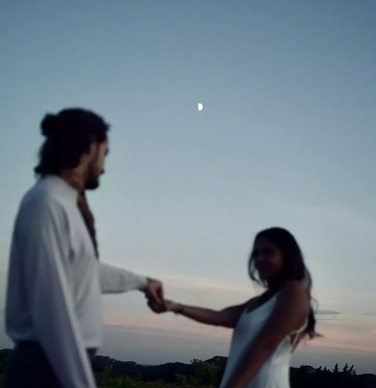 Couple qui danse en Baux de Provence durant le coucher de soleil