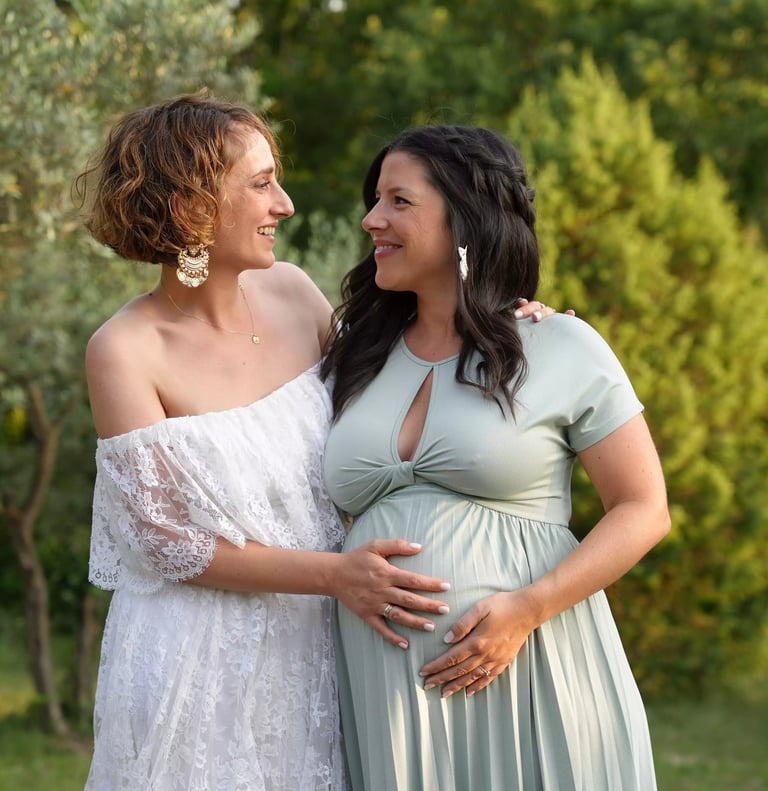 La mariée et son amie se regardent