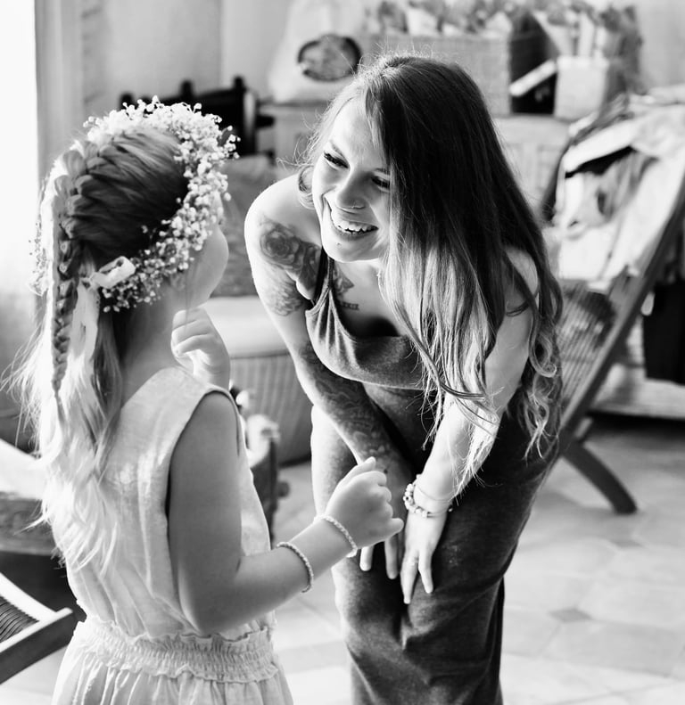 Les sourires d'une jeune demoiselle d'honneur et d'une invitée durant les préparatifs