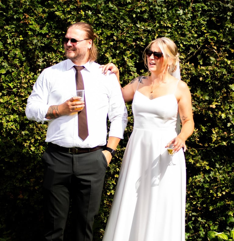 Moderne brudepar I casual bryllup med brudekjole i satin