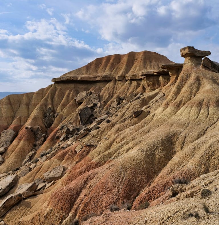 Impresionante formación geológica en las Bardenas Reales con capas sedimentarias de colores ocre