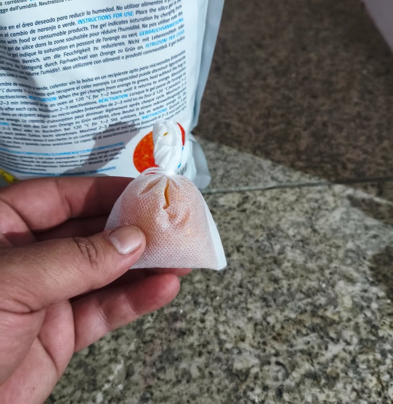 Saco pequeno de sílica gel para controlo de humidade em armazenamento