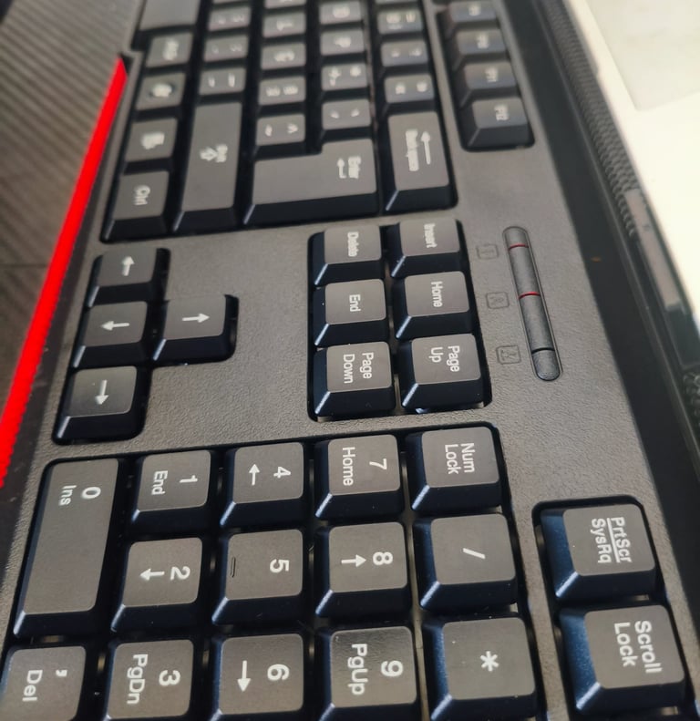 Detalhe de teclado wireless com teclado numérico e teclas de navegação