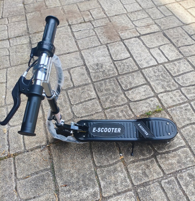 Trotinete dobrável com detalhe do guiador e base