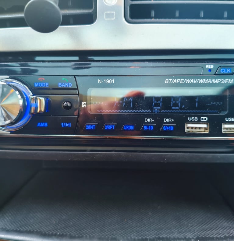 Análise de formatos de música suportados como MP3, WAV e WMA no auto-rádio N-1901 com luz LED.