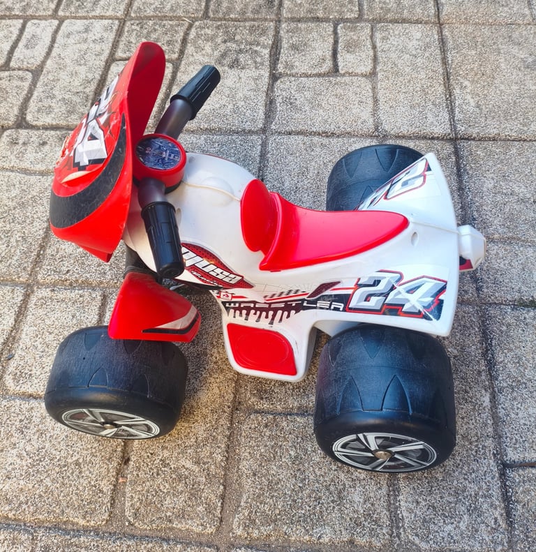 Vista lateral da Moto 4 elétrica Injusa Wrestler 6V com detalhes em vermelho, branco e preto