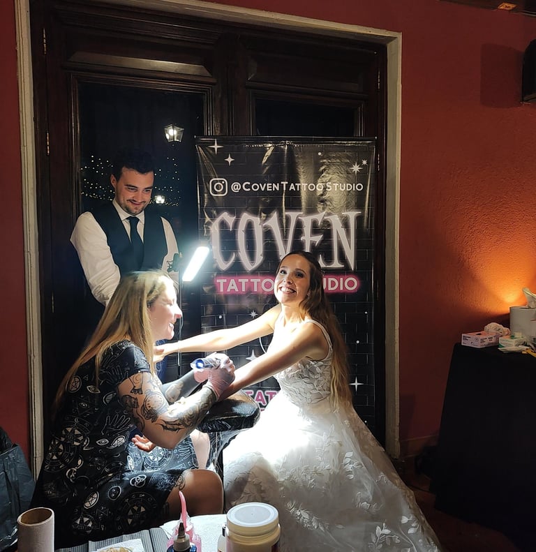 novia tatuandose en su boda stand de tatuajes