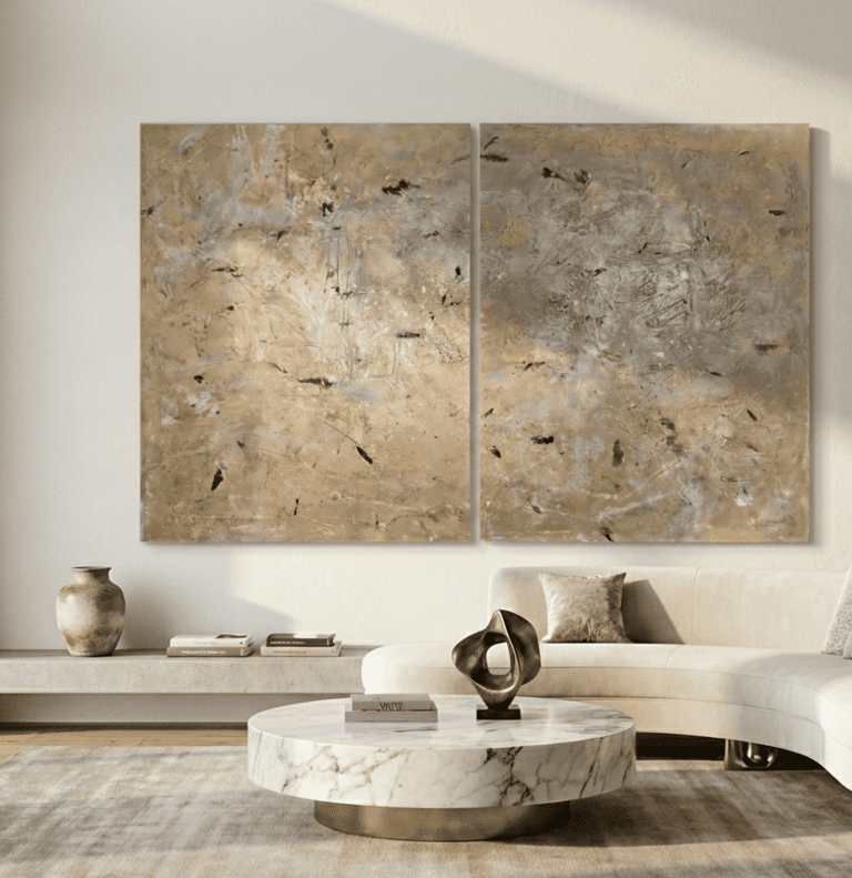 Moderna sala de estar con un sofá curvo blanco y una gran pared de lienzo abstracto en tonos dorados