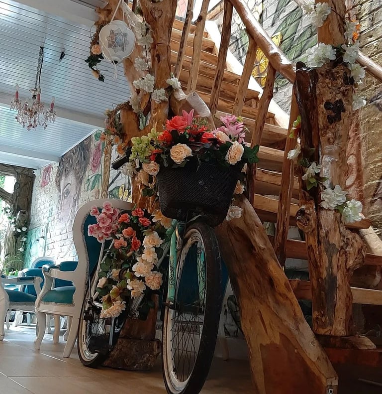Visicleta antigua con canasta de Flores hace parte de la decoración de La Cascada Restaurant