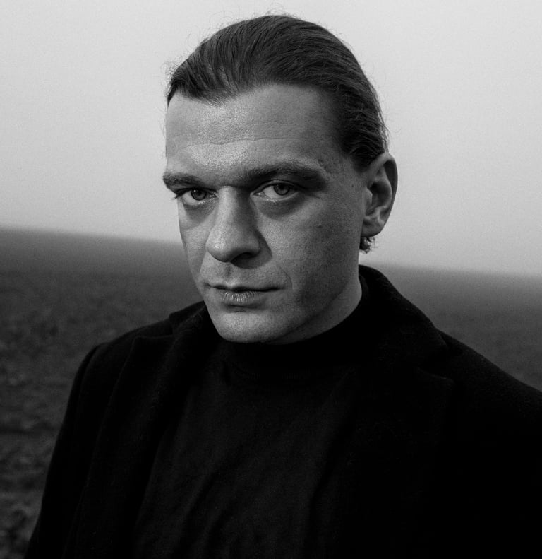 Portret mężczyzny w czerni i bieli, Opole