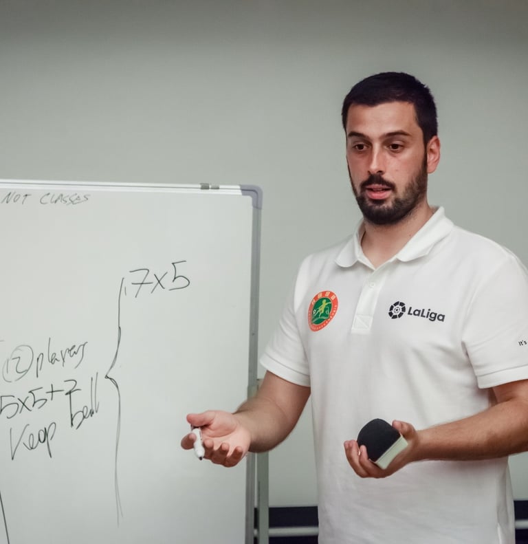 Abel Lorenzo Agras dando una clase para LaLiga en China