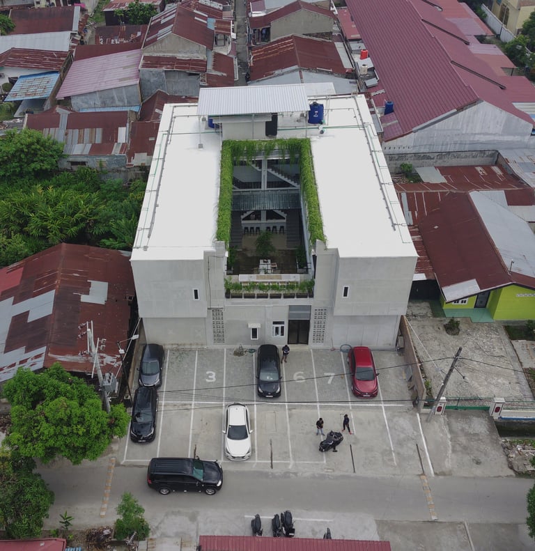 Halaman depan dan parkiran mobil