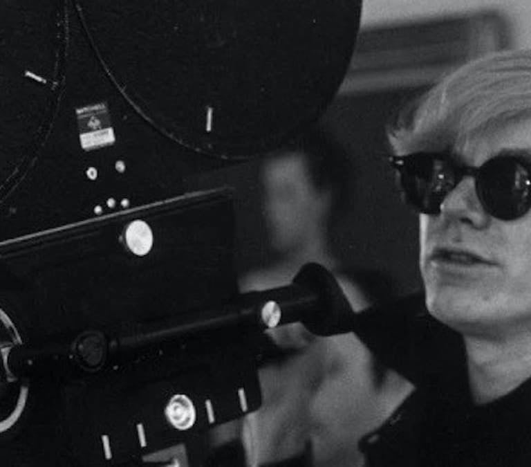 Produção cinematográfica que reinterpreta a estética da POP-ART, incorporando-a de maneira única na