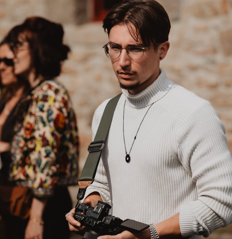 Vidéaste professionnel de mariage en action à Quimper