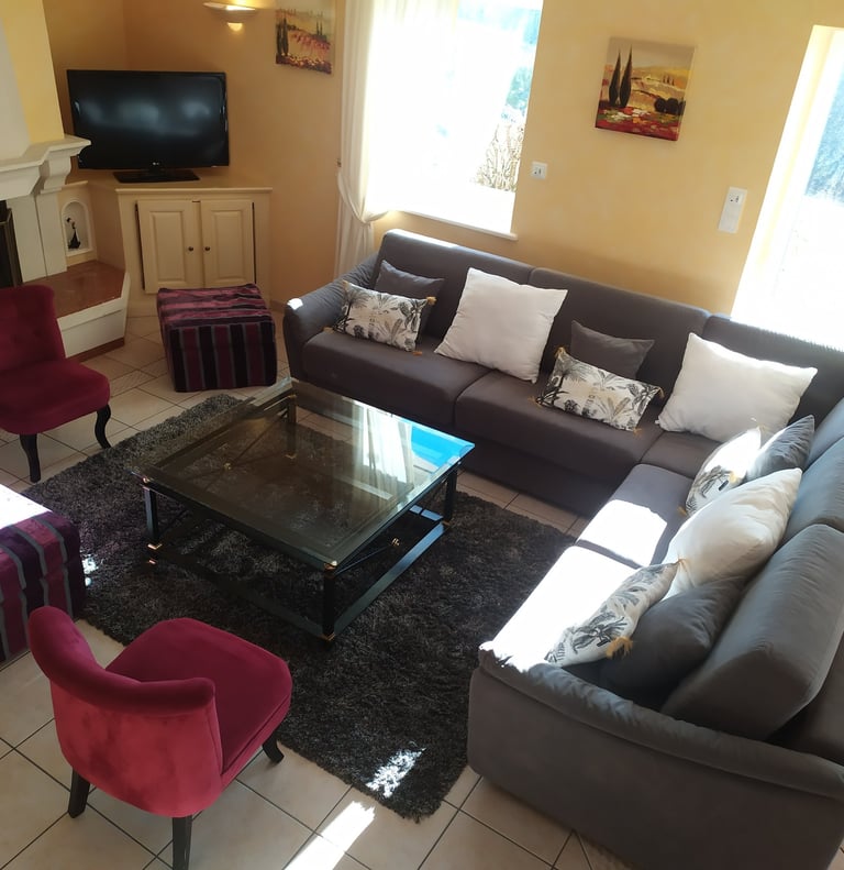 Salon avec canapé et télé