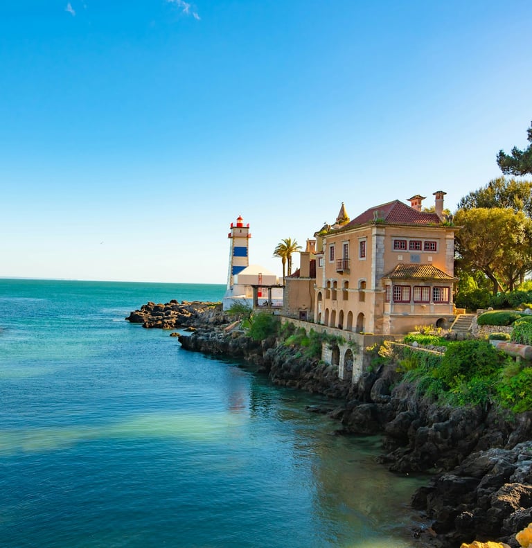 Vue sur la Casa de Santa Maria et du phare de Santa Marta à Cascais, Portugal