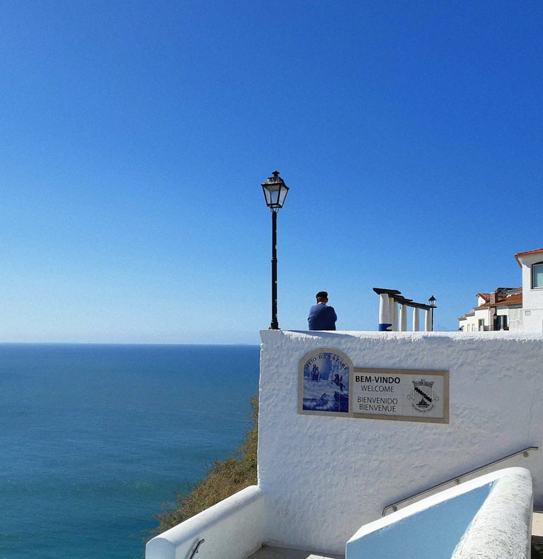 Vue panoramique depuis le Sitio de Nazaré sur l'océan Atlantique.