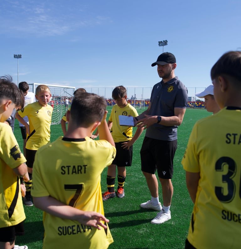 Antrenor Start Suceava lucrând cu copii la antrenament de fotbal