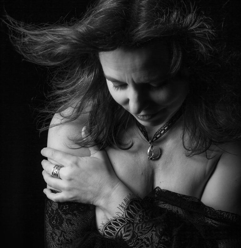 Portrait de femme en noir et blanc