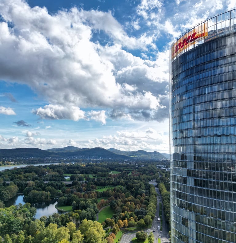 Luftaufnahme Bonn Rheinaue, DHL Tower mit Blick auf das Siebengebirge