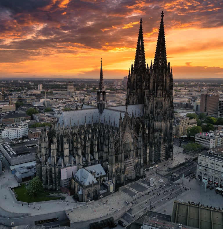 Luftaufnahme des Kölner Dom bei Sonnenuntergang