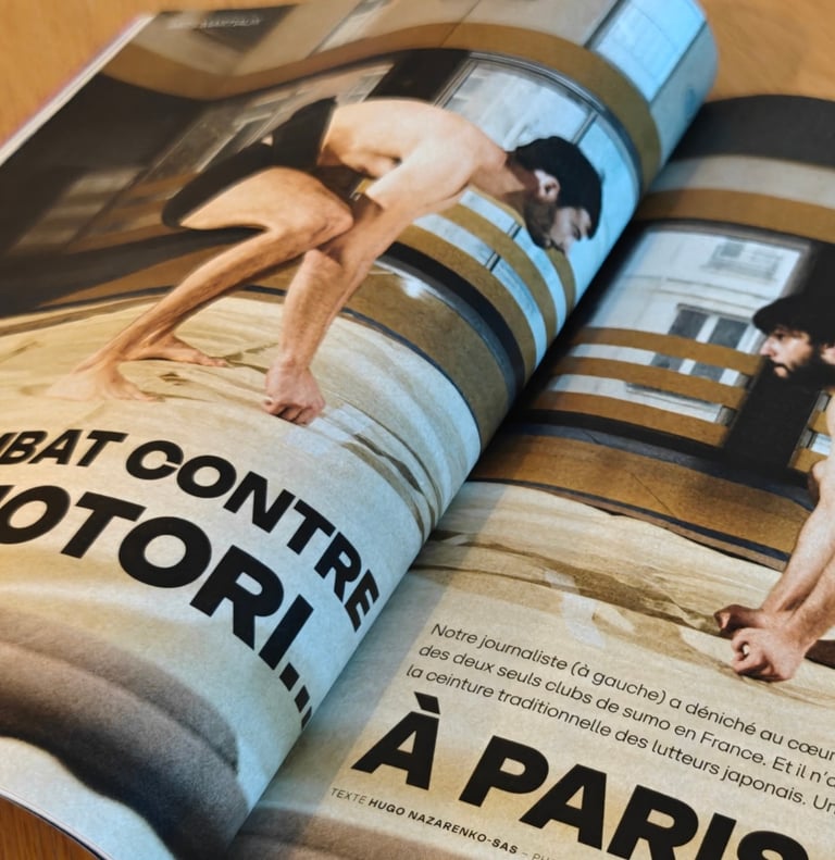 Magazine avec une photo sur la double page de 2 hommes en mawashi se faisant face. "Mon combat contre un sumotori... à Paris"
