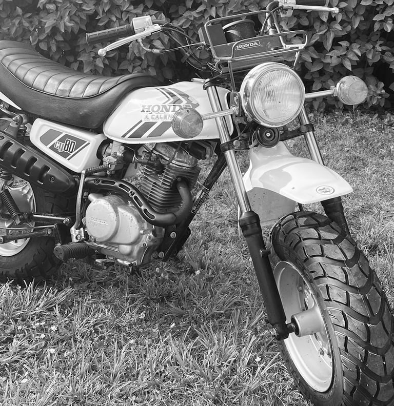 Moto Honda d’occasion, modèle ancien, idéale pour un projet de restauration mécanique