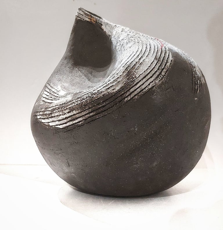 Estelle Del artiste virgule sculpture en grès noire et engobe de porcelaine montée au colombin