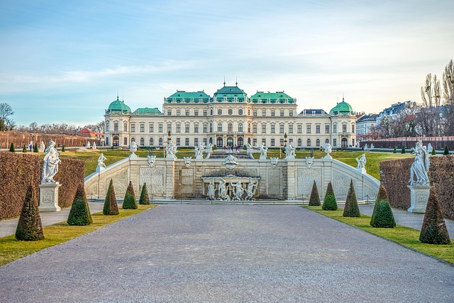 Vista frontal del Palacio Belvedere Superior en Viena, con sus jardines simétricos, esculturas barro