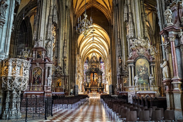 Vista interior de la nave central de la Catedral de San Esteban en Viena, mostrando la arquitectura 