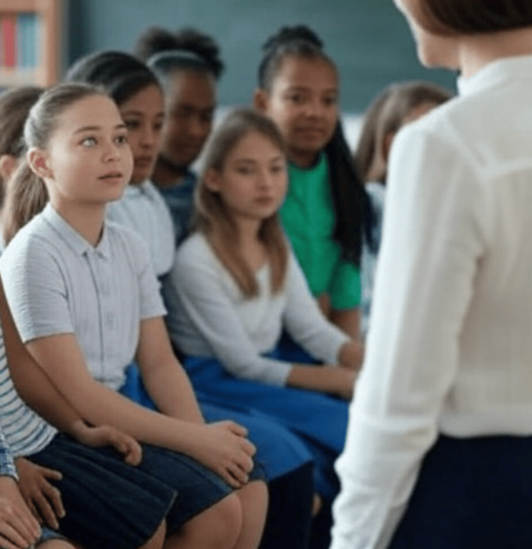 Des filles en classe pour la journée internationale des filles