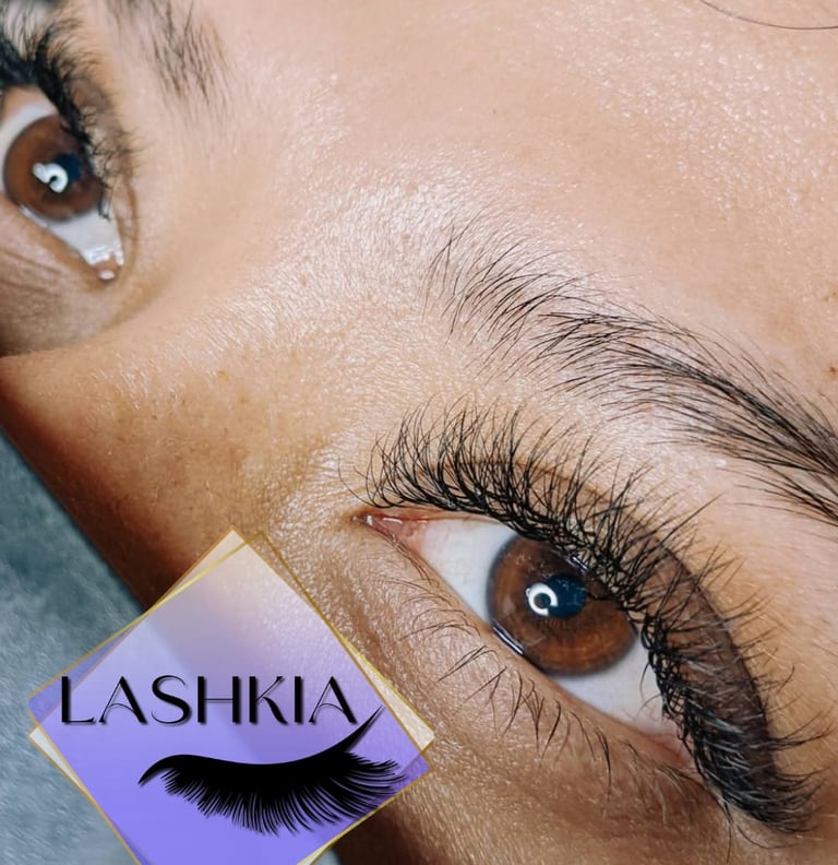 **Traducción:** Primer plano de los ojos de una mujer con extensiones de pestañas voluminosas y ceja